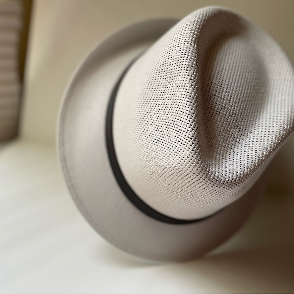 Men’s small hat, medium size.
